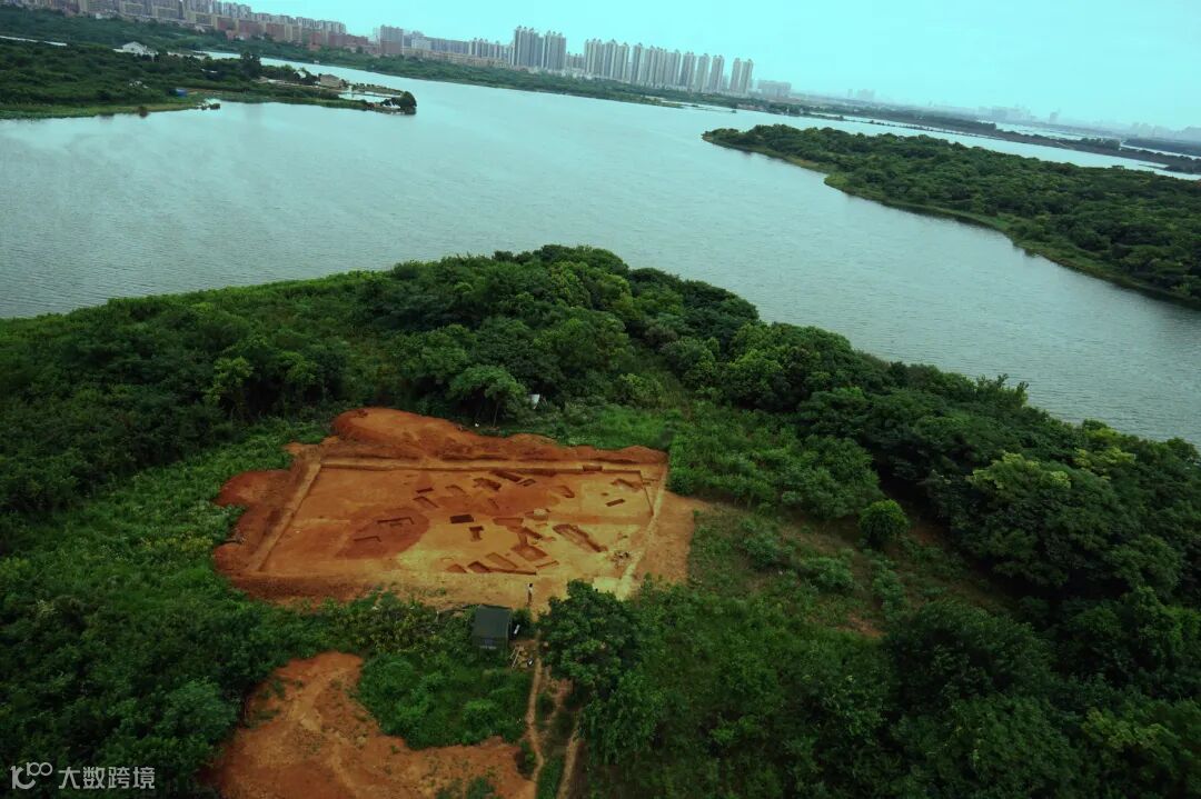 图九  盘龙城遗址小王家嘴墓葬区航拍（上为东）.jpg