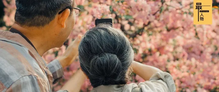 深夜，电子医生，托起中老年人