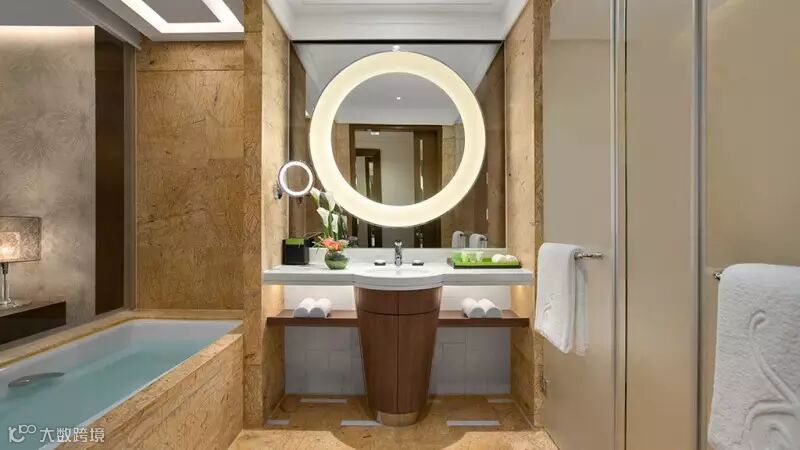 Deluxe King Room-Bath Room.jpg