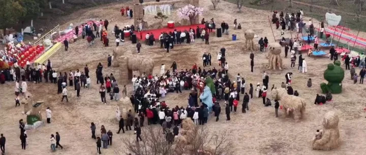 大年初一游人如织，杏花村巨型稻草人嘉年华燃爆新春！