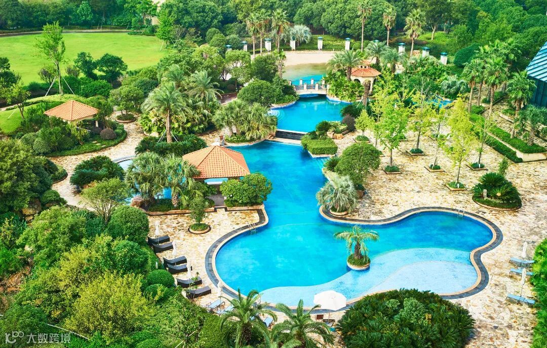 sheHSNSIpo-207044-Outdoor Swimming Pool-Med.jpg