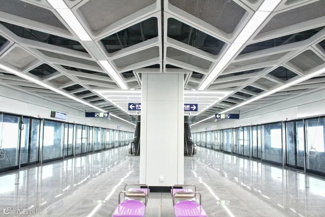 句容站用折叠的铝板模拟起伏的“山水”