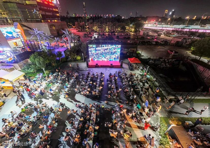 “苏超”期间，南京国展中心举办“Hi啤露营集市”，吸引众多球迷，拉动了消费。南京国展中心供图