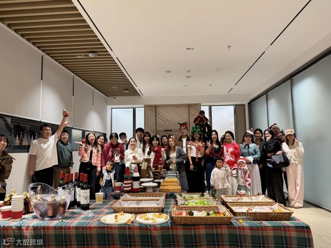 2025年12月23日逸居公寓举办“圣诞暖冬趣享派对”活动.jpg