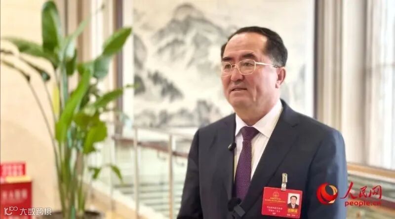 自治区人大代表，阿克苏地委副书记、行署专员阿迪力·艾力接受人民网专访。人民网 李龙摄