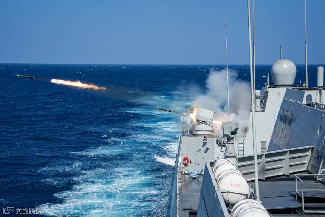 图为对空防御专项训练期间，大连舰向来袭目标实射多枚干扰弹01。杨云翔 摄.jpg