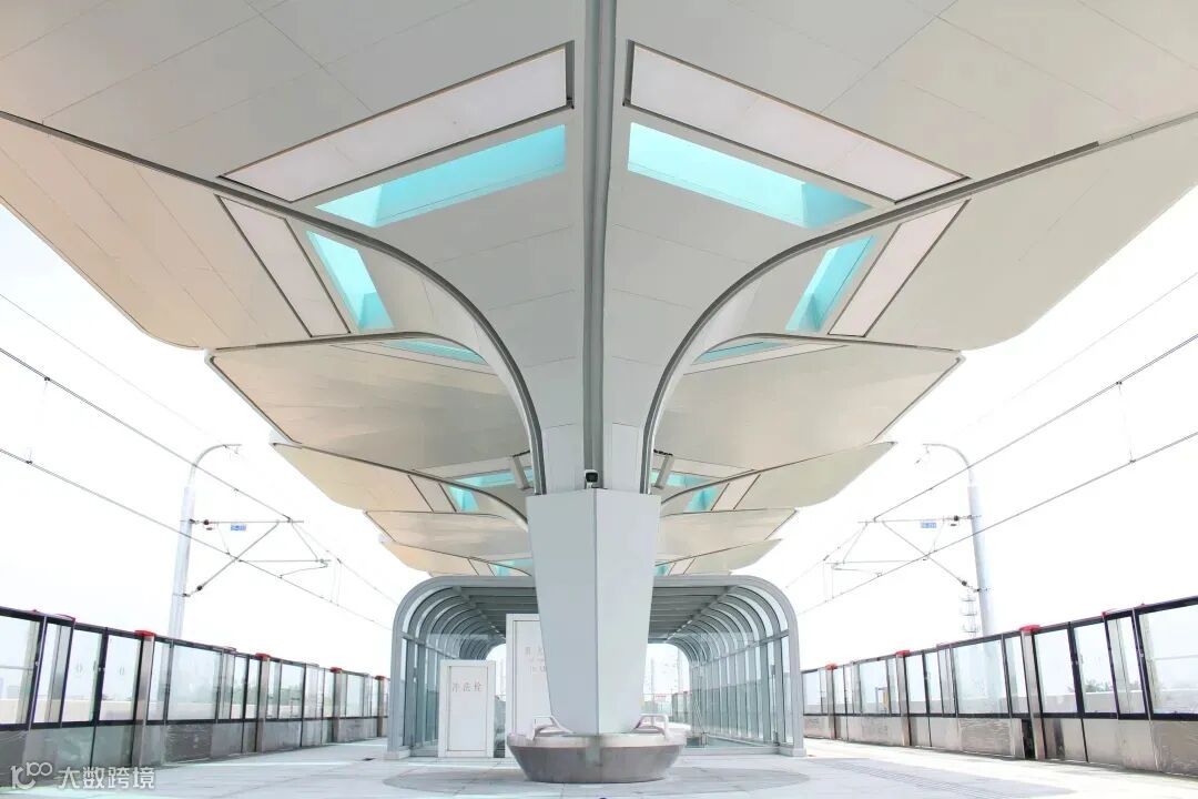 童世界站“花朵”造型站台