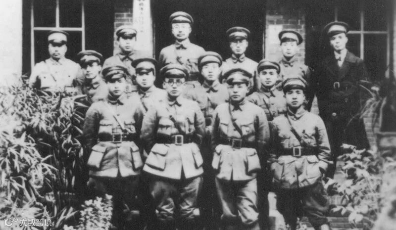 4、1927年朱克靖与北伐军部分政工人员在南昌的合影.jpg
