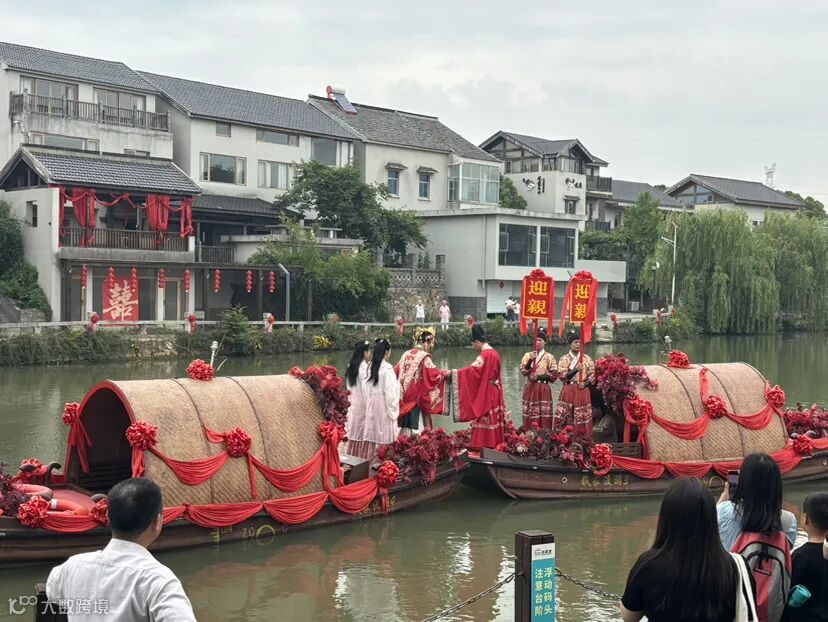 端午假期，金陵水乡钱家渡的传统婚俗展示吸引众多游客。南京日报/紫金山新闻记者 李子俊 摄