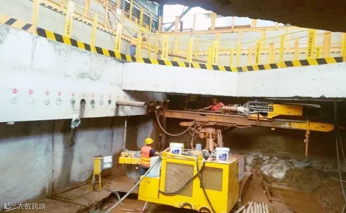 图8 大管棚施工.jpg