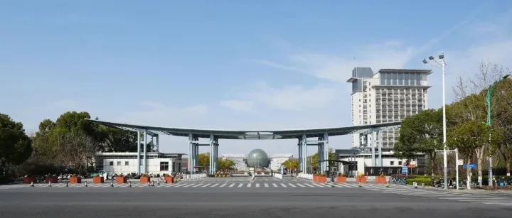 糁径杨花铺白毡  点溪荷叶叠青钱