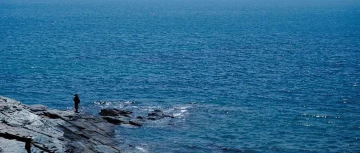 海是一面镜子，在幽暗的蓝调之中静观灵魂