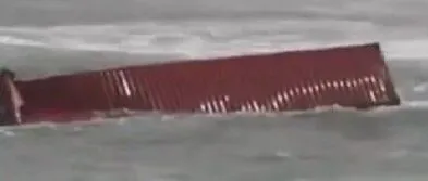 突发！约85个箱子落水！赫伯罗特运营集装箱船出事故，涉事港口暂停运营