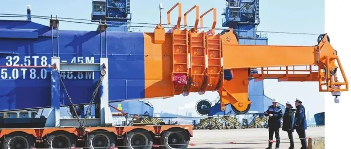 全球海工市场最大伸缩臂吊机从大连出口