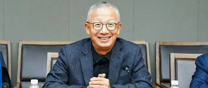 成明和，捐1亿元