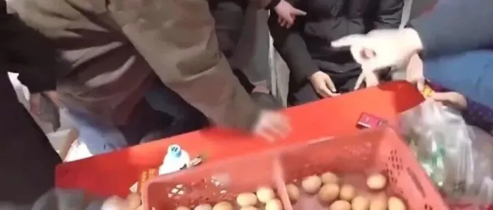 专挑老年人下手！“扫码送鸡蛋”套走个人信息，5人被抓！