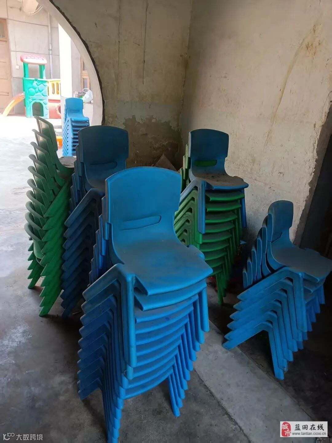 幼儿园小床和椅子处理