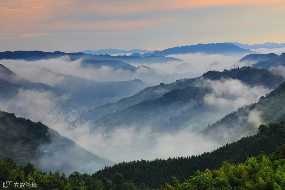 黎良平  《 雾锁乡村似仙境》13576728806.jpg
