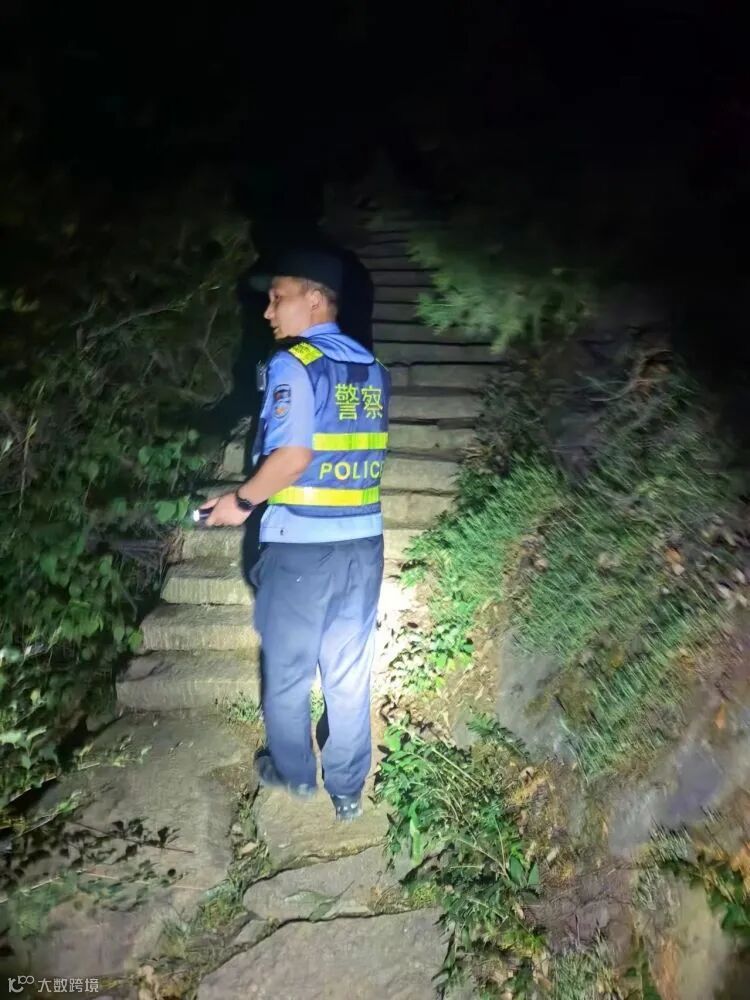 简篇-夜幕下的暖心“警”色
——蓝田县局普化所成功救助四名外地游客