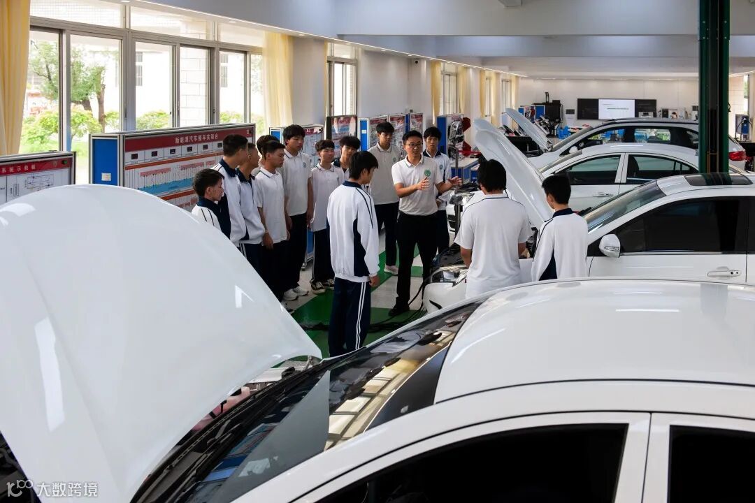 《“双百行动”  匠心筑梦》   作者：黄付养，电话：13927811893。    作品信息：职教赋能—“引擎计划”，广东省技术师范大学汽车与交通工程学院讲师李洪硌博士帮扶支教仁化中职，为山区学子传授汽修知识。.jpg