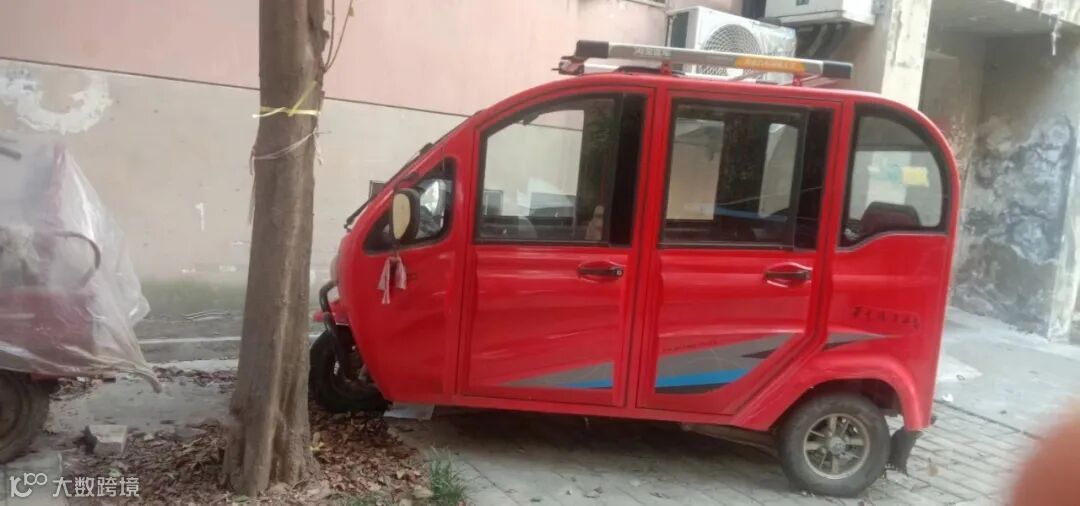 便宜出售电动三轮车，八成新，，手续齐全。由于老人年龄大了，不让骑了，便宜处理。