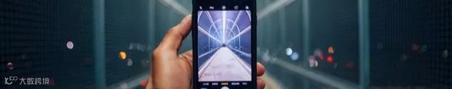 手持蓝袖手持智能手机拍摄夜间车桥照片