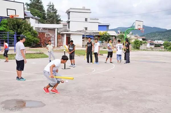 解涛瑞在操场给给宁洱镇一中校队队员训练2-2.jpg