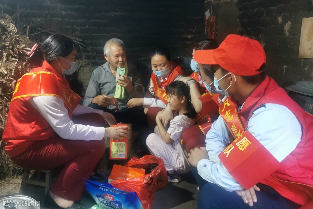 与老人聊天 (2).jpeg