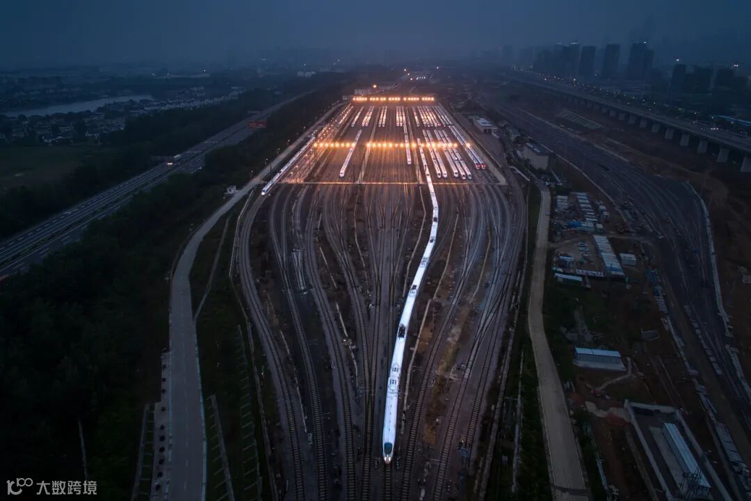 5时18分 合肥南动车运用所 第一趟客运动车组列车从合肥南动车运用所驶向合肥南站，开始新一天的客运作业。随着合宁、合武客运专线和合蚌、合福高速铁路相继开通运营，合肥已成为客运铁路枢纽。作者：王轩 电话：13083401435.jpg