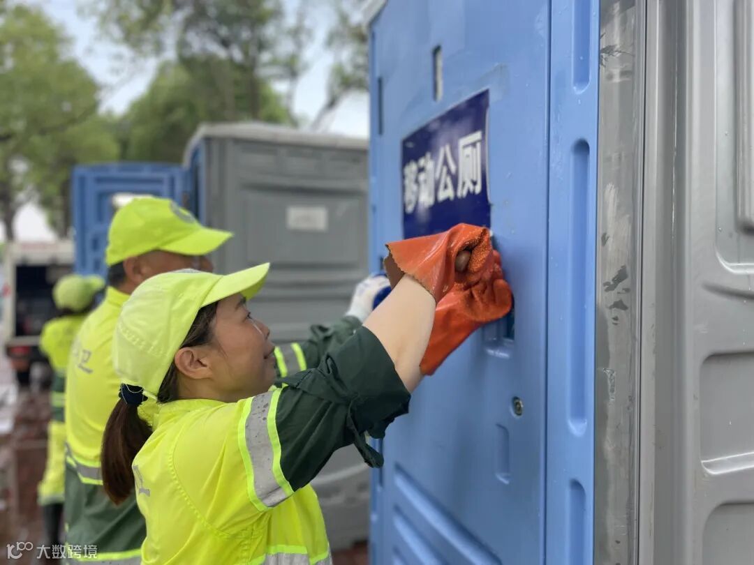 图6、环卫增设30个移动公厕，并加强保洁.jpg