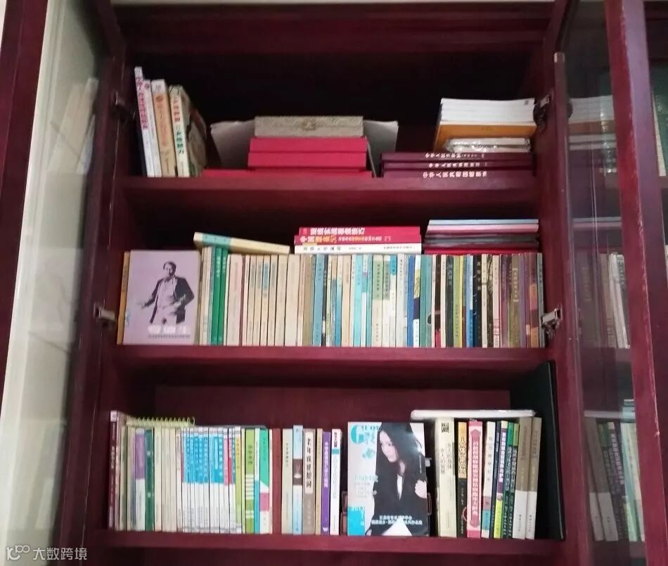 中国文化义工创作团团长陈柘为《爱心书屋》捐赠珍藏书籍