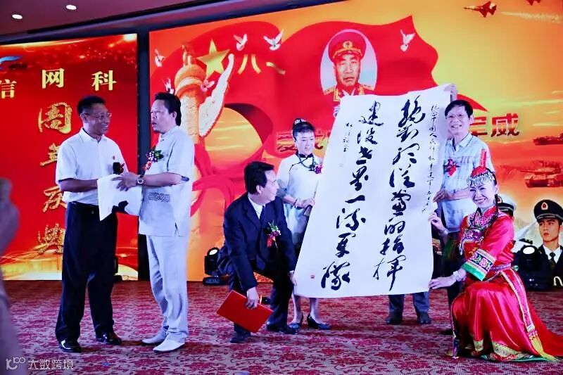 中国将帅文化论坛紫秋与韩韬联袂主持北京建军90周年庆典