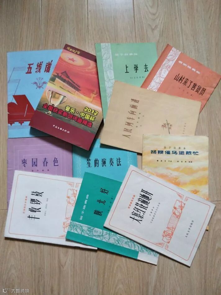 中国文化义工创作团团长陈柘为《爱心书屋》捐赠珍藏书籍