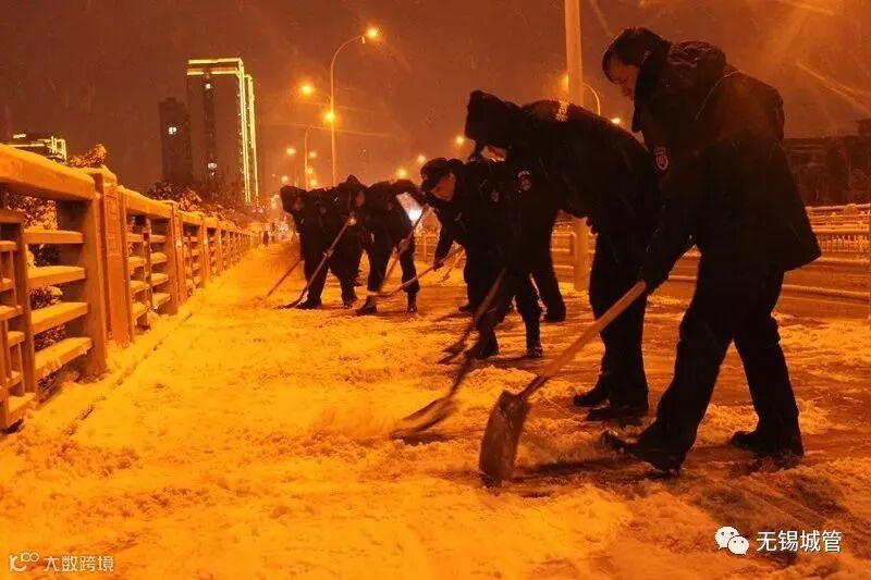 凌晨城管队员清扫桥面积雪.JPG