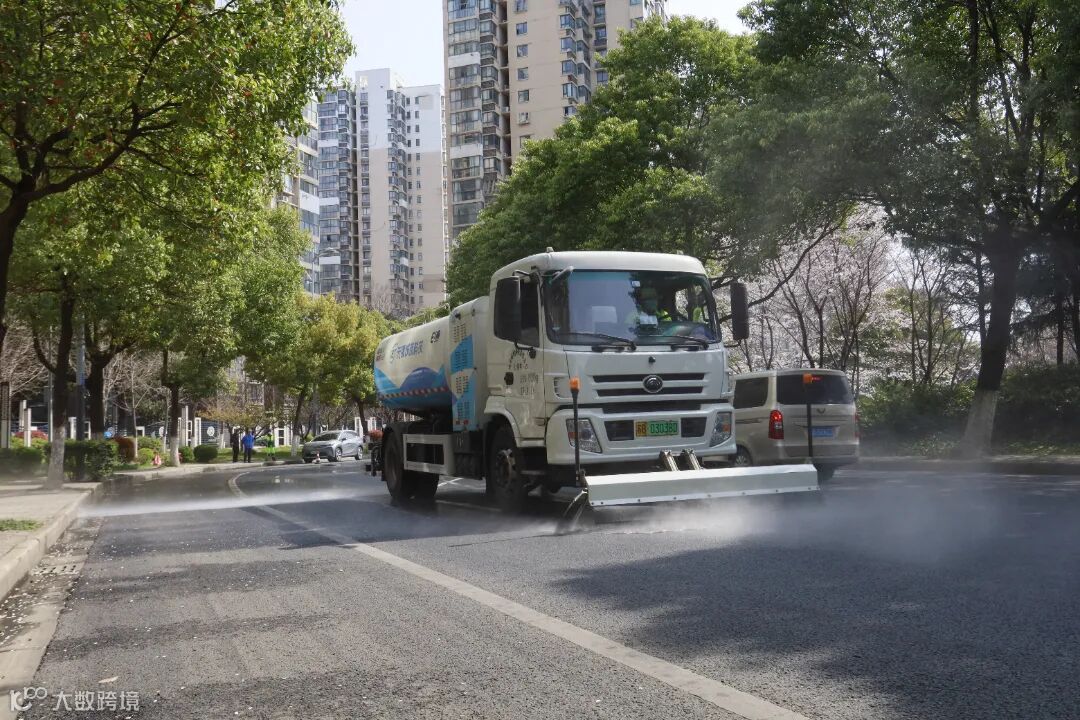 环卫机械作业3.JPG