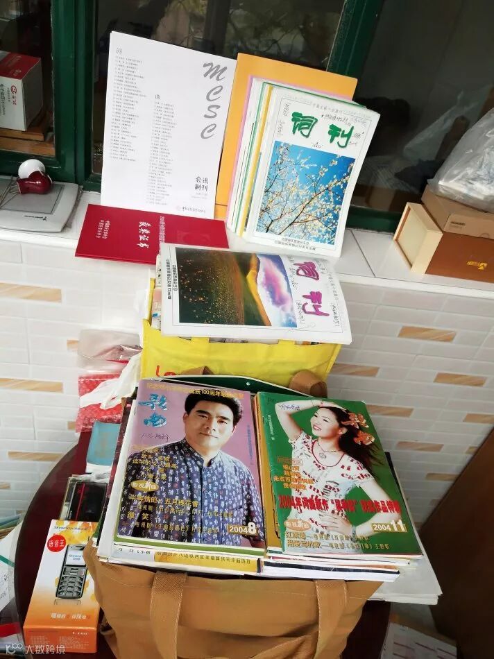 中国文化义工创作团团长陈柘为《爱心书屋》捐赠珍藏书籍