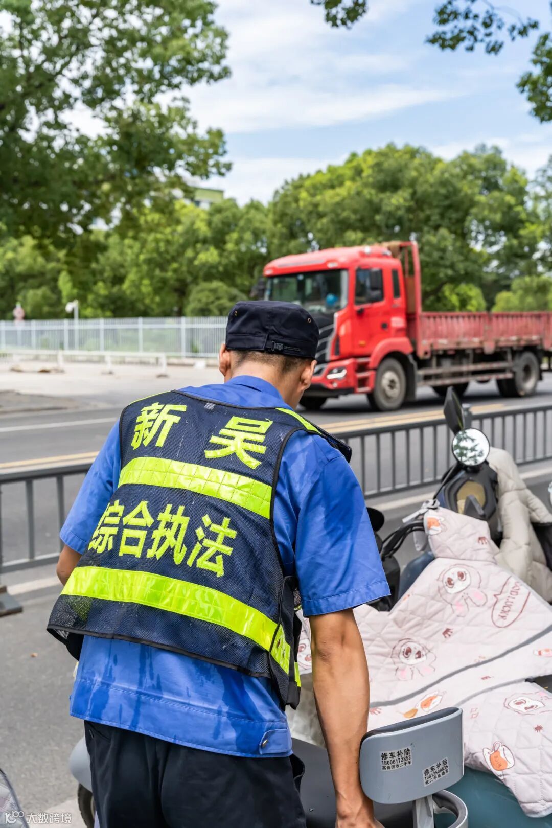 高温下的城管人（新吴区城管局选送）.jpg