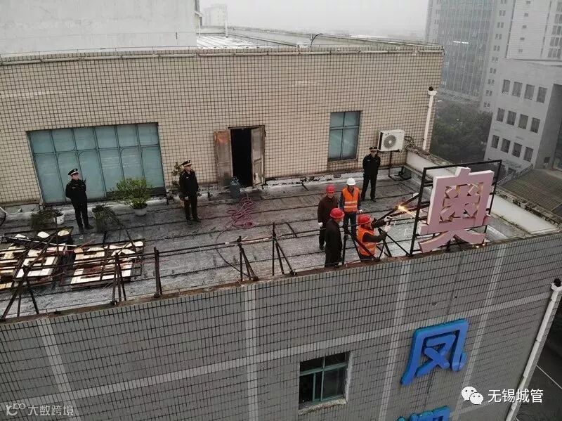 2.拆除楼顶违章广告.JPG