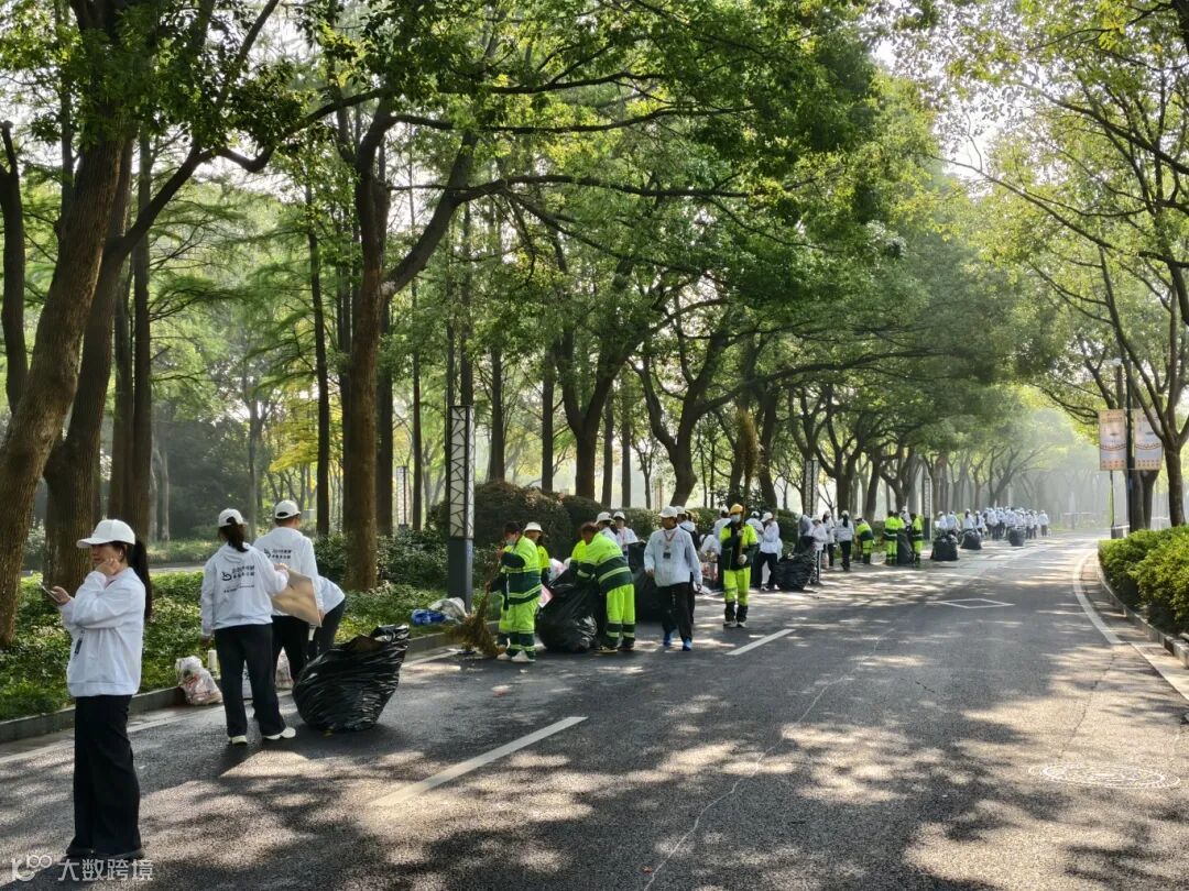 环蠡湖半马后，环卫与志愿者接力清场.jpg