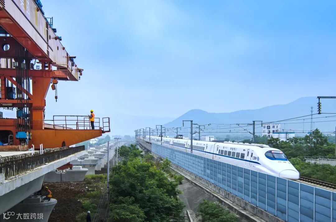 《中国速度》2018年5月21日摄于肥东县商合杭高铁柘皋河特大桥架桥现场。旁边是已经开通的合福高铁，一列高铁列车从正在建设的商合杭高铁旁呼啸而过。吴怀球摄 13855152799.jpg.jpg