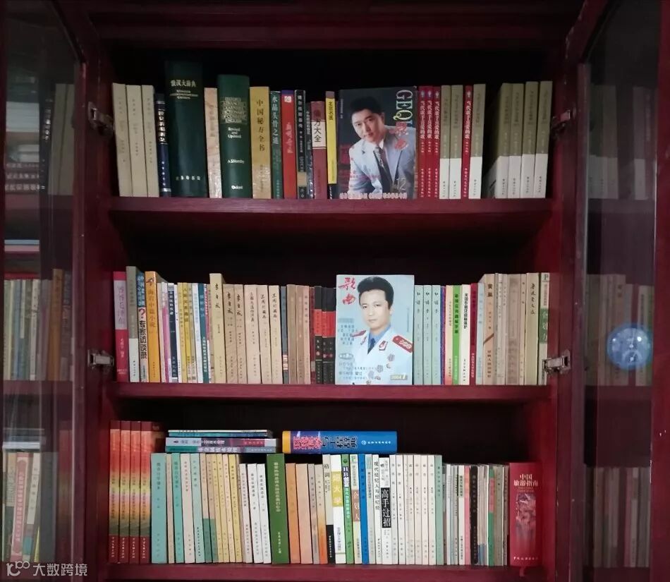 中国文化义工创作团团长陈柘为《爱心书屋》捐赠珍藏书籍