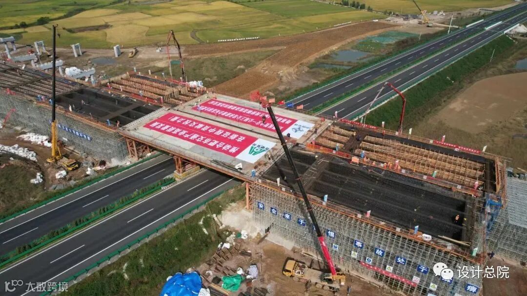 02-滁合周高速合肥段顺利完成古城枢纽主线桥跨明巢高速现浇梁的首件施工.jpg