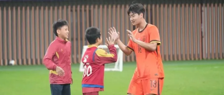 <em>U17</em>国少队深圳备战亚洲杯，与基地青少年梯队快乐互动