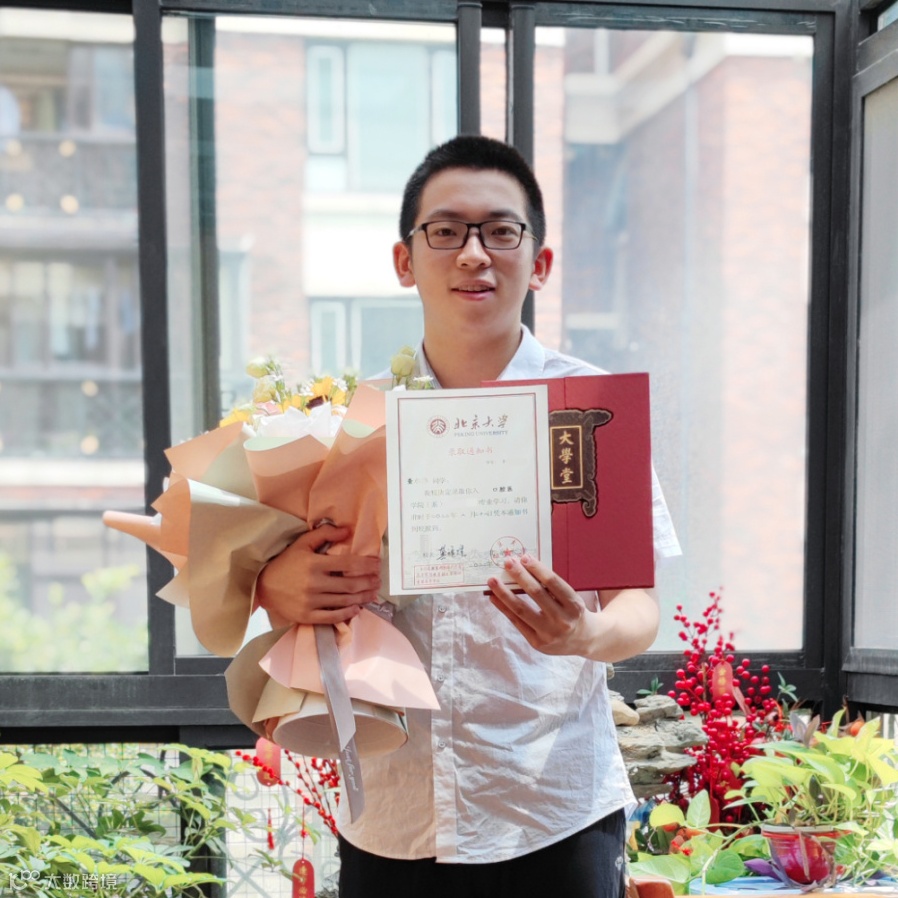 查昶玮和录取通知书 合影.jpg