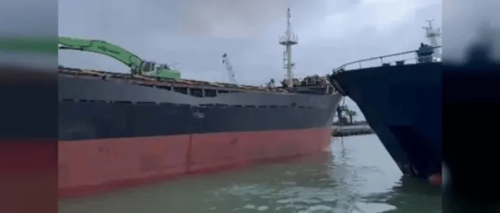 突发！两散货船靠港期间发生碰撞