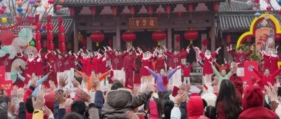 央視節(jié)目組走進(jìn)龍?zhí)独锼未鷪@林彰顯荊楚年味