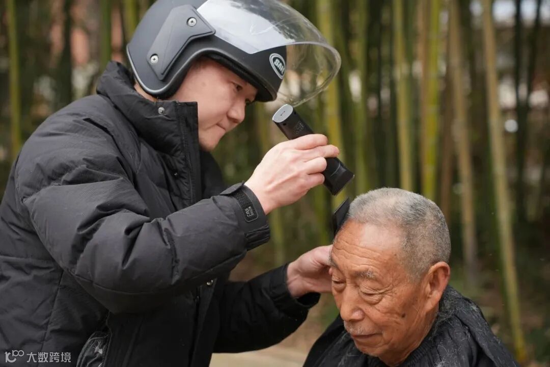 这抹年味最动人！汉中深山里的 “移动理发店”→.jpg