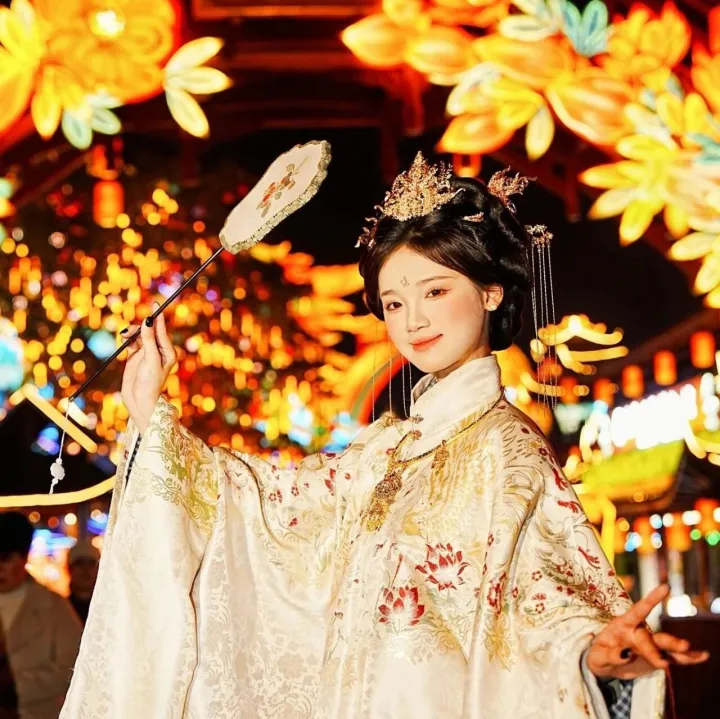 姐妹集結(jié)！3.8-3.10“半價(jià)”看燈會(huì)！