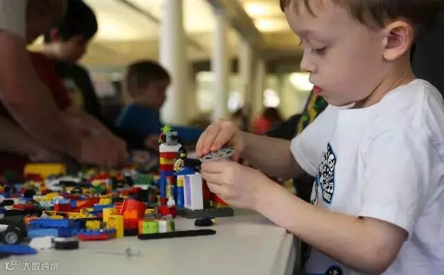 世界各地都有乐高积木比赛,但在中国,它的味道总有些“怪怪的”,图片来自 timesdaily.com