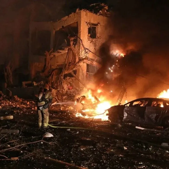 美以军事打击伊朗最新动态→伊朗关闭霍尔木兹海峡，美以空袭伊朗港口！